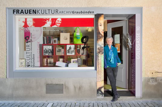 Der Eingang zum Frauenkulturarchiv Graubünden an der Goldgasse 10.