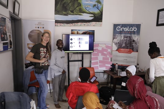 afrikanischer Klassenraum. Die Fotografien macht Unterricht und lächelt in die Kamera. Arbeiten mit Spaß