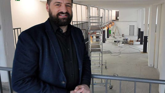 Platz für bis zu 250 neue Mitarbeiter: Marc Kirch in den neuen Geschäftsräumen am Bad Hersfelder Schilde-Park. © Kai A. Struthoff