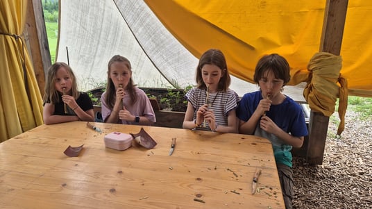 Die Kinder entlockten ihren selbst gebastelten Pfeifen "melodische" Töne