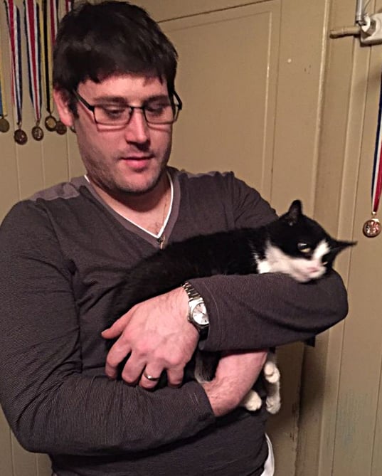 Chnusperli geniesst sein Leben - hier im Arm von Michael Meister