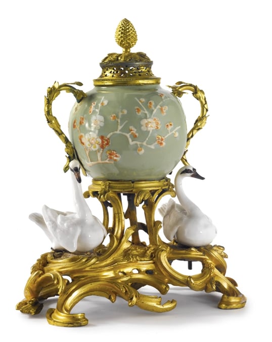 Ein Louis 15 Ormolu montierter chinesische Seladonenkanne. die von zwei Meissen Porzellanfiguren von Schwänen flankiert ist, aus 18.Jahundert