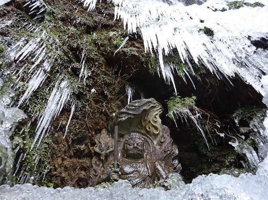 氷柱の奥に鎮座されます不動明王さん