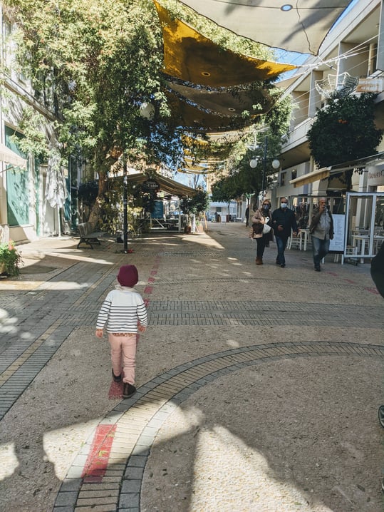 Johanna schlendert über die Shopping-Meile von Nicosia