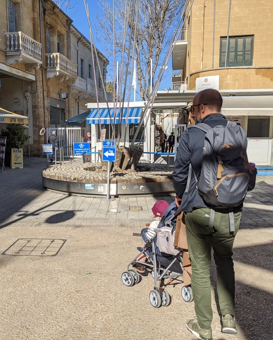 Hier am Checkpoint Ledrastraße