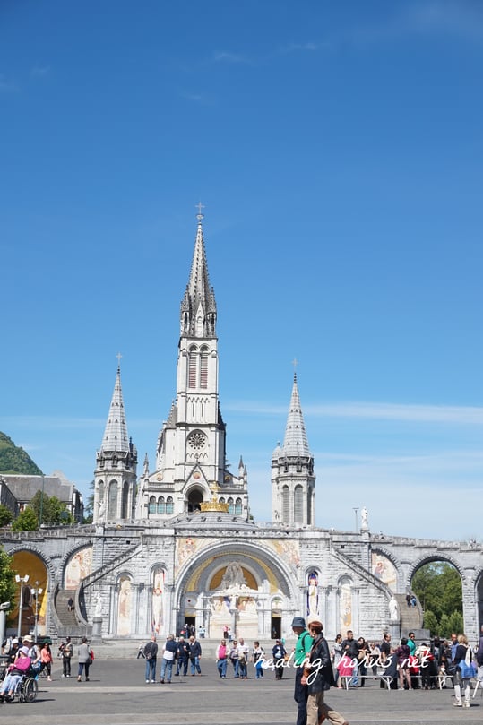 ルルドの大聖堂を正面から。ルルドにいるときはずっと晴天続きだった。