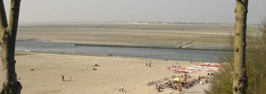 La plage, les pirogues et la Buvette de la Plage, vu des tours Guillaume, situées sur les hauteurs de la vieille ville.