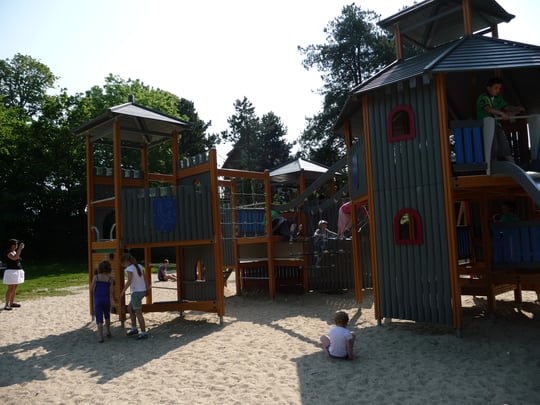 Le parc de jeux pour enfant situé à côté de la base nautique.