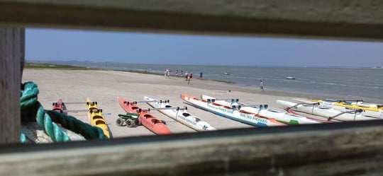 Les pirogues sur la plage à côté de la base nautique.