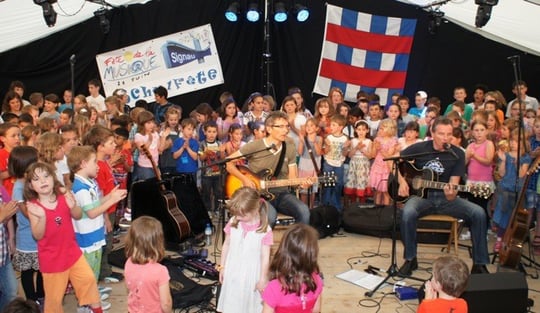 Schulfest Signau Juni 2013 - 170 Kinder singen Chinderland mit Remo Kessler und Ueli Schmezer 