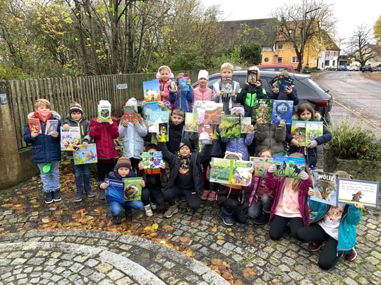 Die Klasse 2a mit ihrem frisch ausgeliehenen Lesestoff für die nächsten Wochen.