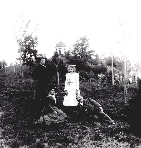 ca 1900 Oskar mit Baumeister Carl Müller und Familie