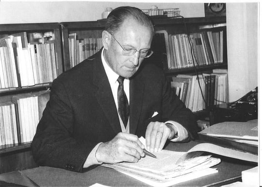 Le Pr. Marcel Autret à son Bureau de Directeur de la Division de la Nutrition et des Politiques alimentaires, à la FAO, Rome, 1960