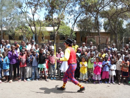 ピエロのほっほさんが海外のイベントでパフォーマンスをしているところ