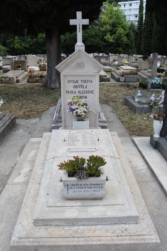 Das Grab unseres vor einem Jahr verstorbenen Freundes Niksa Maticevic.
