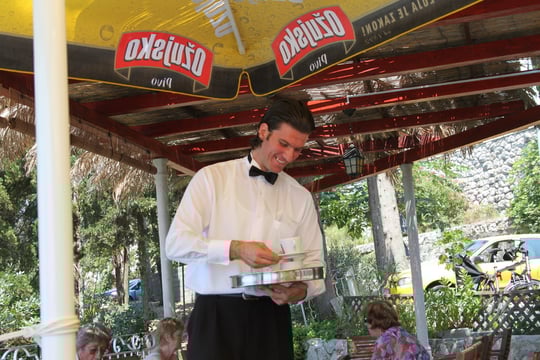 Unser ganz lieber Kellner Antun im Cafe -G-: