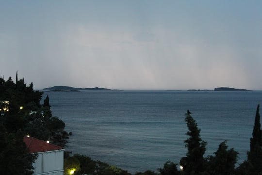 Die vorgelagerten Inseln in Gewitterstimmung.