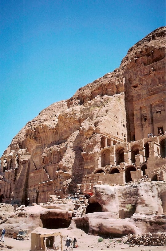 Wand mit Königsgräbern.