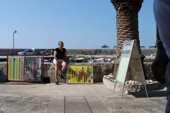 Renate vor dem Hafen.