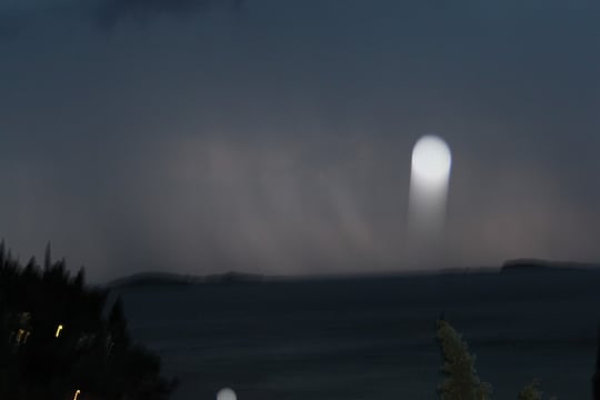 Das ist kein UFO, sondern ein verschwommener Blitz.