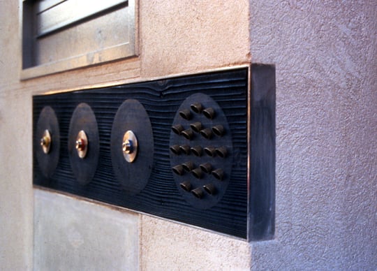 Prototyp eines Klingelbretts mit Gegensprechanlage - Foto © Knauer Architekten