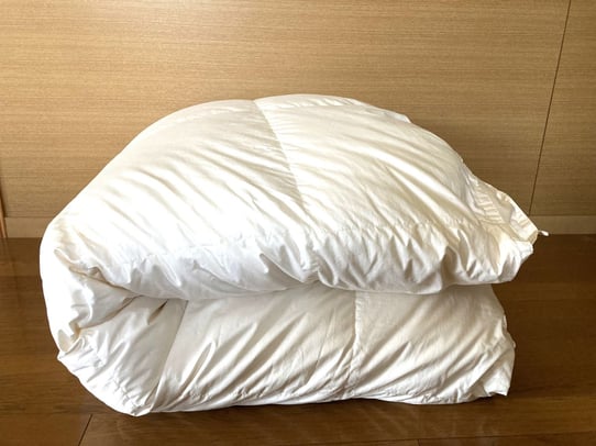 リフォームから戻ってきた羽毛布団。側生地が新しくなったので新品同様です