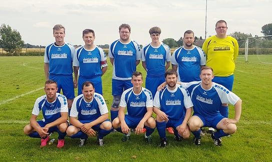 Die Pokal-Startelf: Sven Wolter (stehend, v.l.) Kai Glismann, Timo Koscherus, Jonas Wolter, Patrick Rogée, Mirko Koscherus; Christopher Schultze (hockend, v.l.), Torben Bernsdorf, Lennart Wolf, Mario Meisberger und Jannes Schilling.