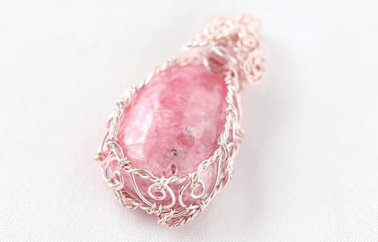 ピンクの天然石を使用したスピリチュアルジュエリー®