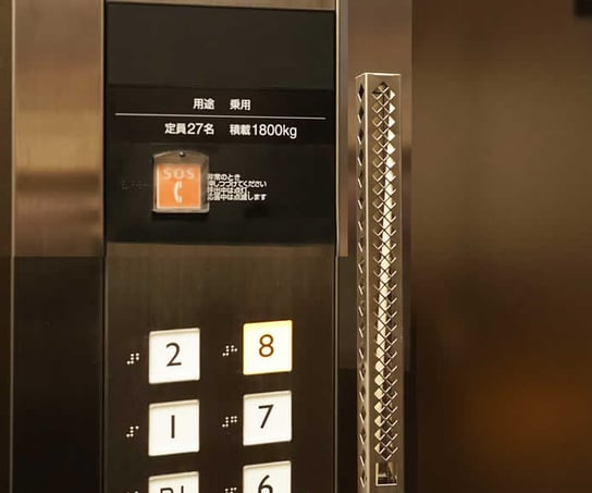 エレベーターに取り付け写真