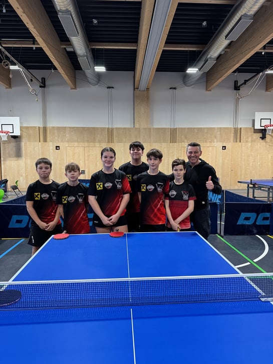 Tobias Dittrich, Raphael Hofmann, Magdalena Moser, Nemo Mirkovic, Sylvester Raschbauer und Vincent Krämer spielten in Stockerau die neue Nachwuchsmeisterschaft des NÖTTV. Am Ende winkte Platz 4 für die sechs TTVler. Die Betreuung übernahm Albert Wilder.