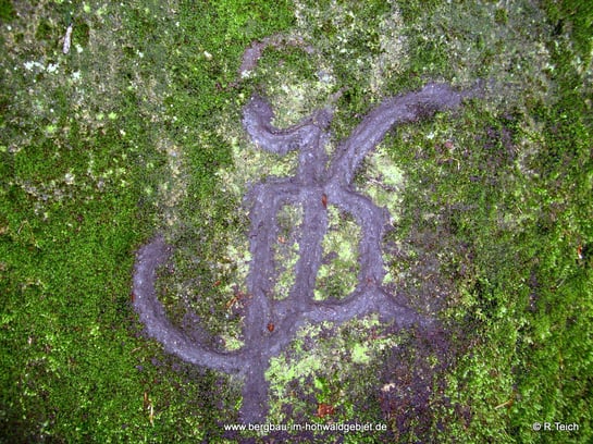 Inschrift "K P" am Granitblock