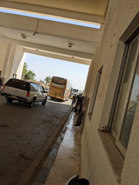 Warten an der Grenze, während unser Auto durchsucht wird