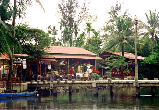 　　　　トゥポン川に沿って並ぶレストラン