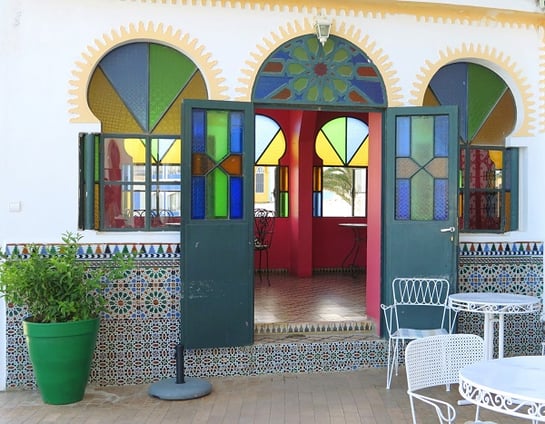 メディナ内にある高級ホテルのテラスカフェ