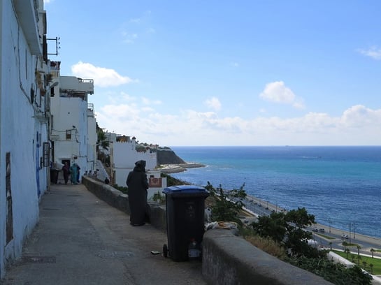 魔法使いのようなモロッコの民族衣装