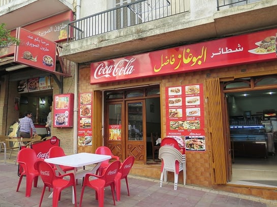 一般的な食堂が並ぶ一角