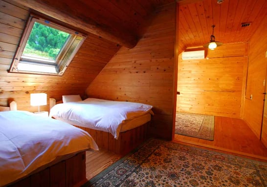 疲れを癒やしてくれるゆったりとした寝室