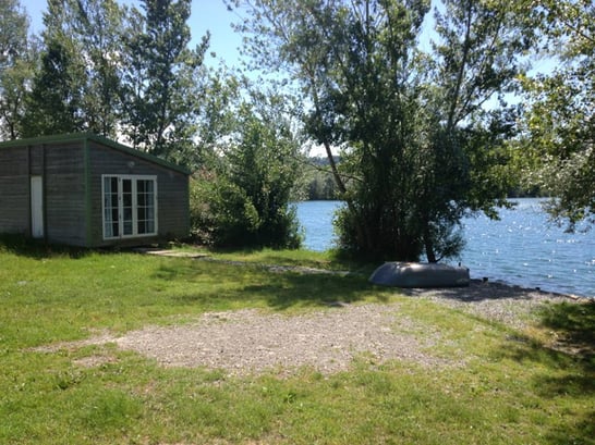 cabane de pêche à l'esturgeon sur le poste au bord de l'eau à IKTUS