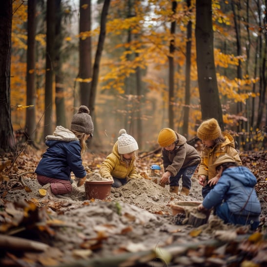 5 kleine Kinder sind auf dem Waldboden umgeben von Herbstbäumen und spielen auf dem Boden