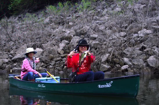 カナディアンカヌーをリザーバーに浮かべてのトップウォーター釣りは、本当に楽しい大人の遊びです