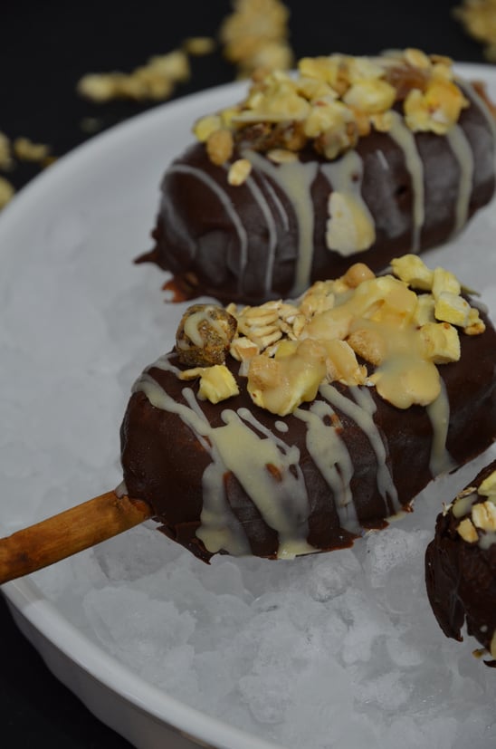 Nicecream am Stiel mit Schokolade und gefriergetrockneten Früchten