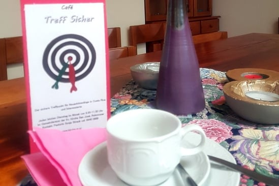 Foto von Café Treffischer: Gedeckter Tisch und Flyer.
