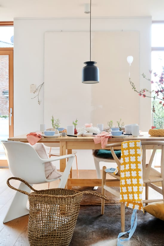 dieartigeBLOG - Ostern -- Tischdekoration; hell und schlicht mit fröhlichen Farbtupfern, Gubi-Leuchte, Leinwand-dieartige, Wishbone-Chair + vintage Z-Chair