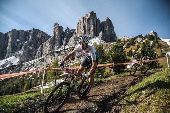 Zwei Fahrer bei der Abfahrt an einem Bikerennen in den Bergen