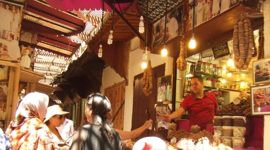 メインの道は賑やかです