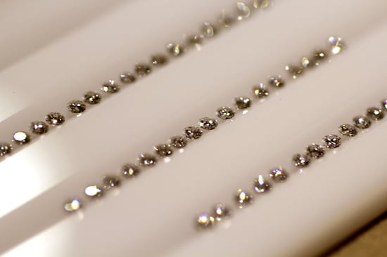 検品中のメレダイヤモンド