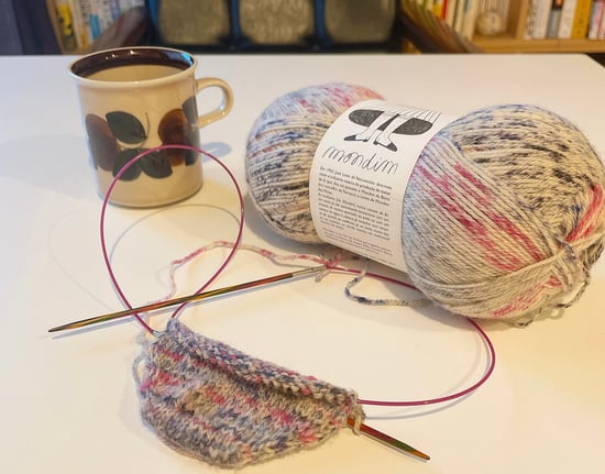 ▲今では編み物が癒しの時間です。