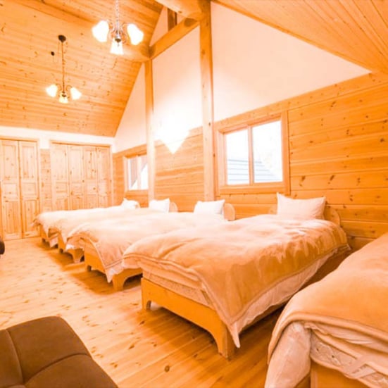 2階はベッドのある個室のほか、広々としたロフト付き