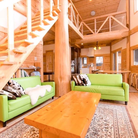 2階吹き抜けで、開放的な空間のリビング