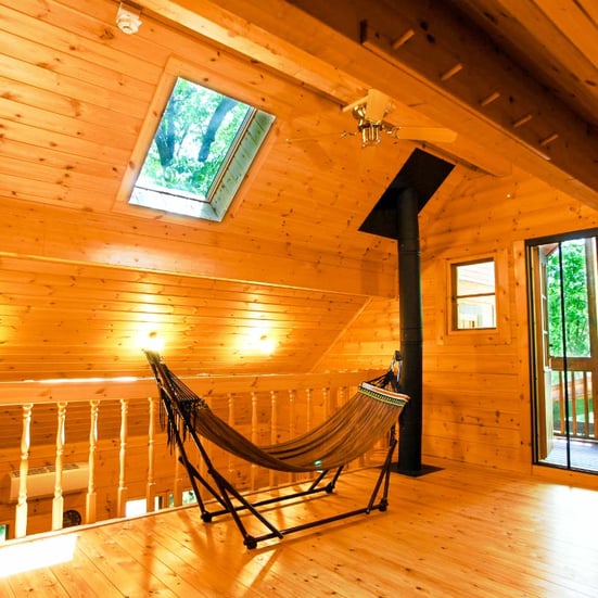 吹き抜けの2Fはゆったりスペースでハンモック付き